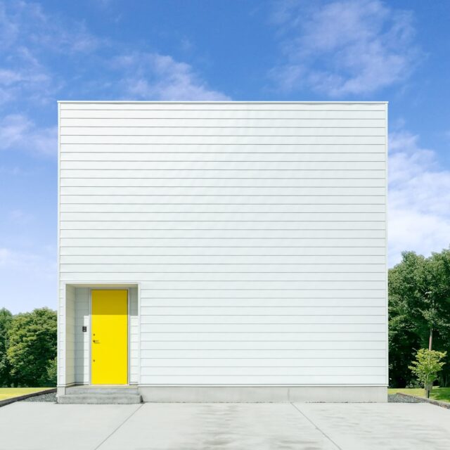 今週はこの家を紹介します。
【NONDESIGN】
あなたの“好き”で、好きな暮らしをデザインするお家。
欲しい家、家の楽しみ方、趣味もライフスタイルも人それぞれ。
それぞれの“好き”な暮らしを叶えられる家をつくりました。

シンプルなデザインの建物ですが、広々坪16.03（4LDK）で快適で低コストな家。

天井に設けた明かりとりの窓から降り注ぐ光で、日中はいつも明るいリビングに。

大きな窓からの光をたっぷり取り込める寝室。
心地よく眠れるから、良い一日を始められる。

住む人が思いきり自由にできるように、あえてシンプルに、NONDESIGNに。

#住宅設計デザイン
#リノベーション
#新築住宅
#木造住宅
#沖縄住宅
#UNSTANDARD
#イメージデザイン社