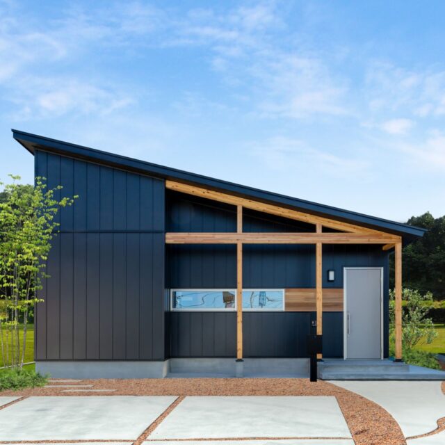今週はこの家を紹介します。
【WOODBOX BUNGALOW】
ワンフロアで家族がつながる
自然と調和する、今も将来も暮らしたい平屋。

自然と調和する、飽きのこない外観。
梁を表にし、広々とした開放的なリビング。
リビングから庭につながるモルタルデッキ。
勾配天井を活かした吹き抜けのある子ども部屋。

WOODBOXシリーズで人気のBUNGALOWが、従来の間取りをブラッシュアップ。
昼光利用をデザインしたパッシブ設計でコンパクトながら収納もたっぷり。

#住宅設計デザイン
#リノベーション
#新築住宅
#木造住宅
#沖縄住宅
#UNSTANDARD
#イメージデザイン社